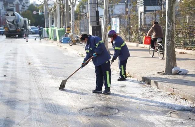 这条道路有结冰现象，请过往市民注意安全！