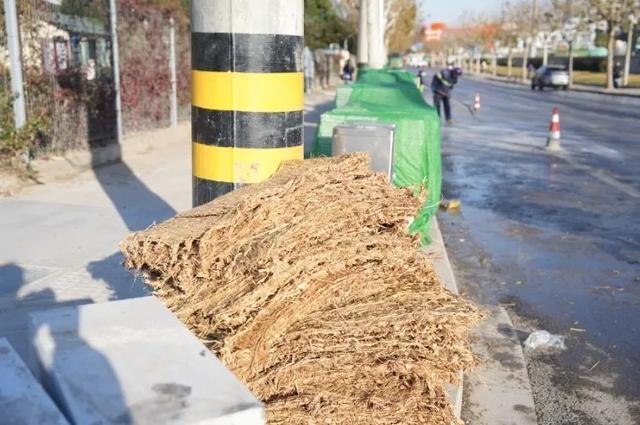 这条道路有结冰现象，请过往市民注意安全！