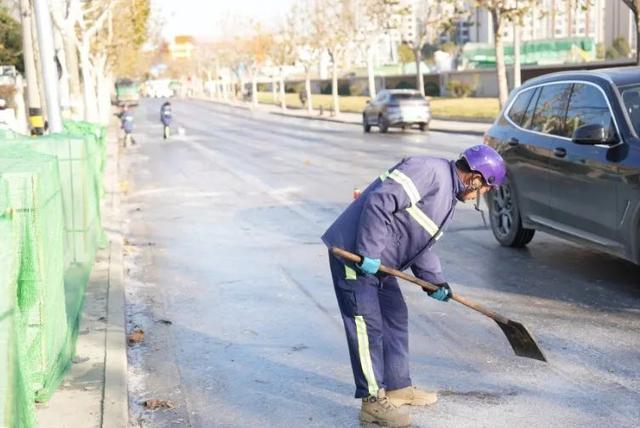 这条道路有结冰现象，请过往市民注意安全！