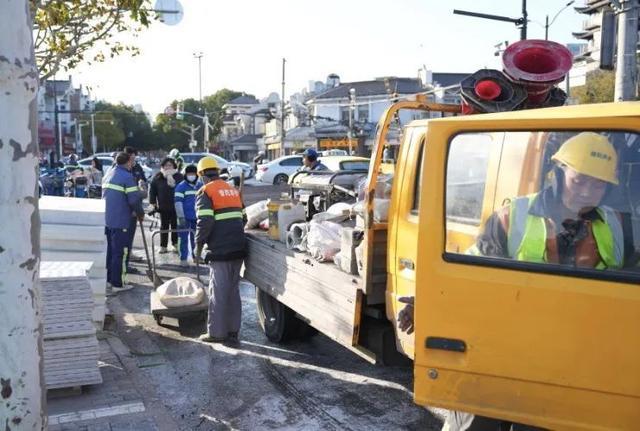 这条道路有结冰现象，请过往市民注意安全！