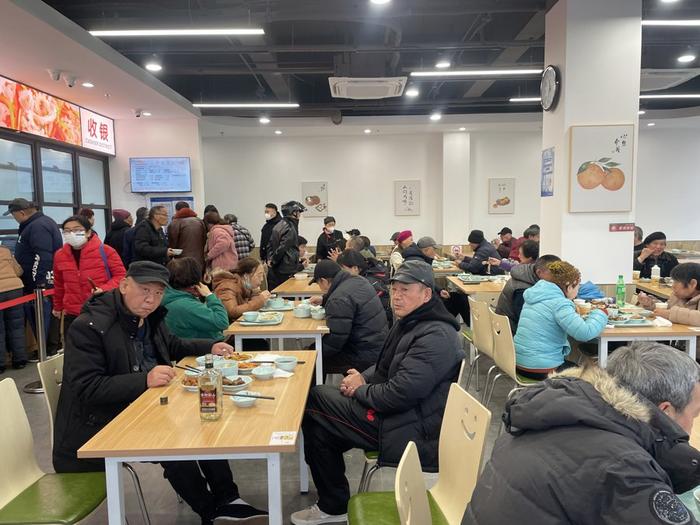 上海外环到郊环间，大型社区的“通病”是什么？破题从这家社区食堂开始