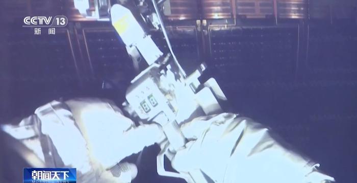 视频丨首次空间站舱外试验性维修作业！第一视角看神十七航天员乘组出舱