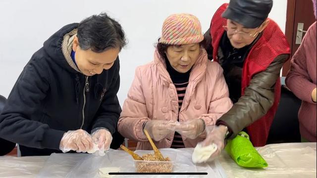 居民齐欢聚，饺香情更浓