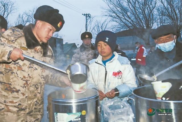 任务部队官兵和民兵帮助受灾群众恢复生产生活秩序