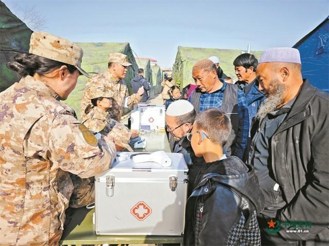 任务部队官兵和民兵帮助受灾群众恢复生产生活秩序