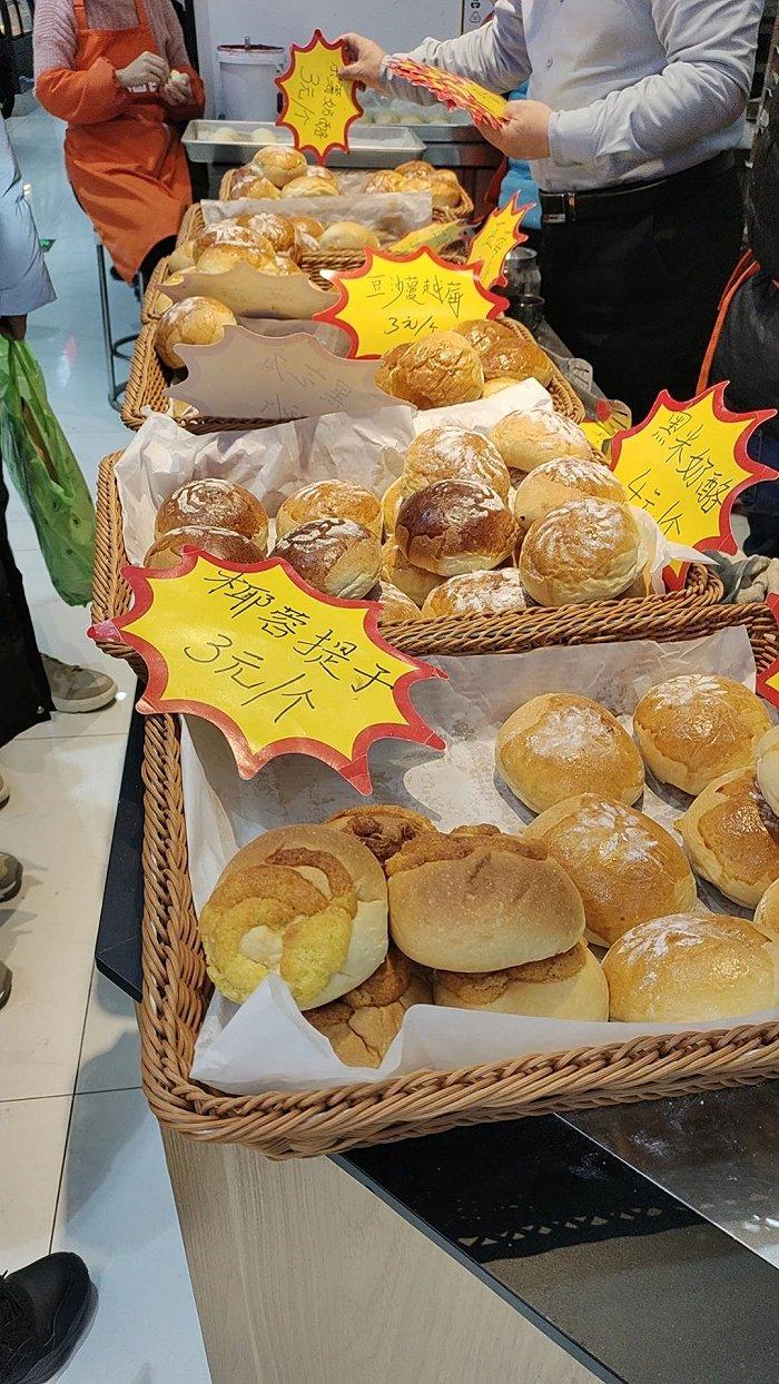 ▲ 北京首家2元面包店,开在商场一层拐角。图 / 每日人物摄