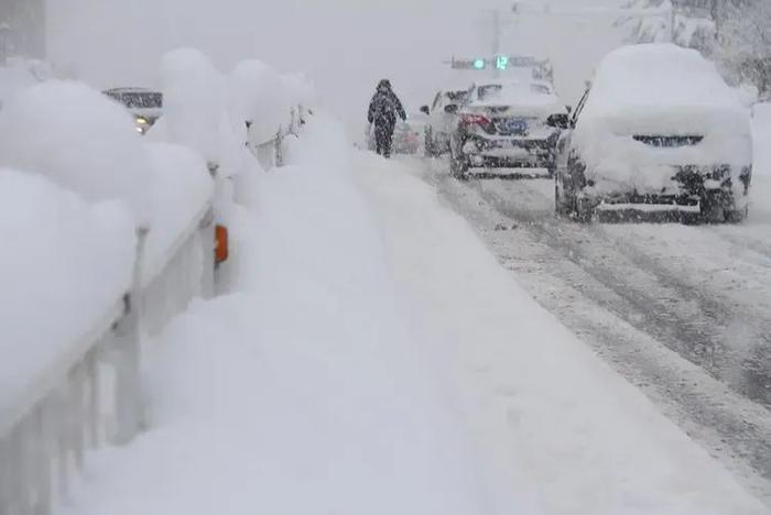 山东威海遭遇极端暴雪，积雪超70厘米破历史极值！全球变暖下为何还这么冷？