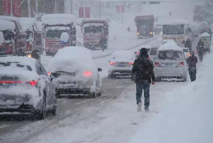 山东威海遭遇极端暴雪，积雪超70厘米破历史极值！全球变暖下为何还这么冷？