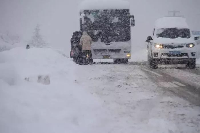 山东威海遭遇极端暴雪，积雪超70厘米破历史极值！全球变暖下为何还这么冷？