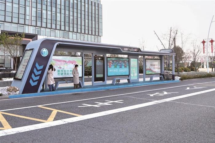 新吴区120个颜值高、功能多的新型公交候车亭投用  座位暖身又暖心
