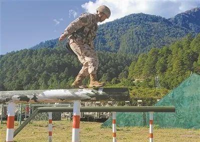 西藏军区某边防团上等兵季钰琀——一家四代从军 个个都是好兵