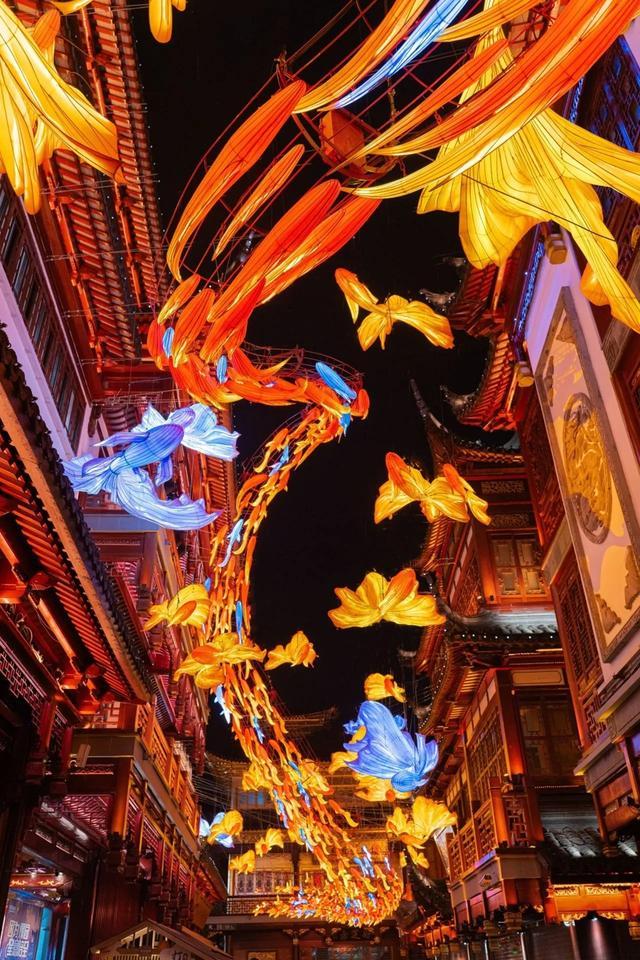 多彩鱼群游走在飞檐斗拱间……豫园灯会点亮预热，上海这里迎新氛围浓