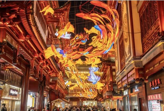 多彩鱼群游走在飞檐斗拱间……豫园灯会点亮预热，上海这里迎新氛围浓