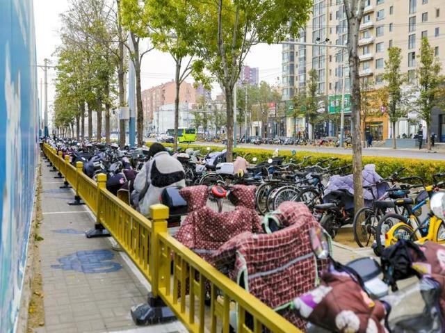 居民投诉地铁口非机动车停车混乱 石景山区苹果园街道多方协调增设停车场