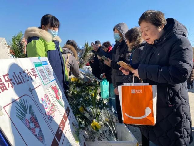 冬至祭扫迎客流高峰！极端寒潮下，TA们让祭扫更有“温度”→