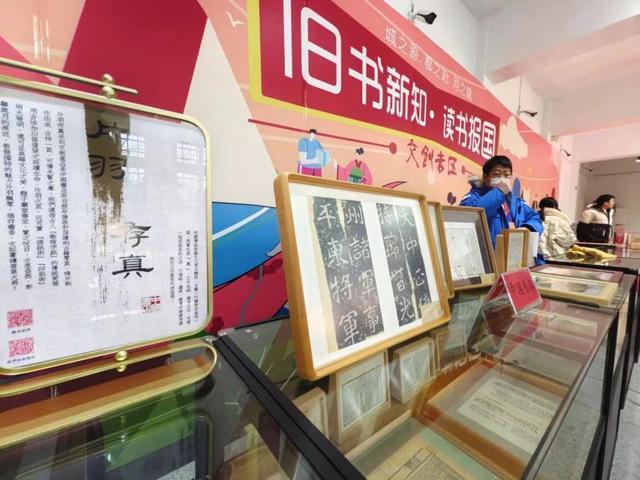 北京报国寺举办古旧书展销 感受千年古刹里的书香味和烟火气