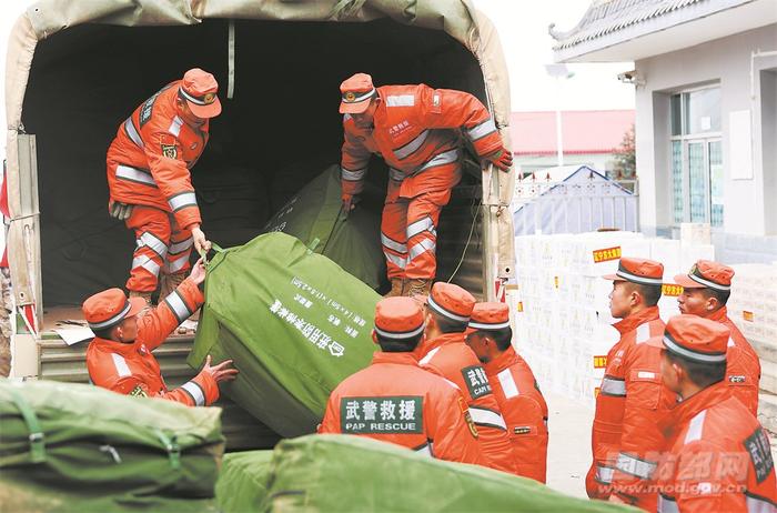 任务部队官兵和民兵全力做好受灾群众安置救助工作