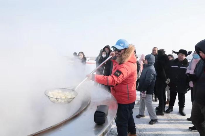 “采头冰喽”！冰号子唱响首府冬季冰雪序曲第三届呼和浩特欢乐冰雪节将于1月12日开幕