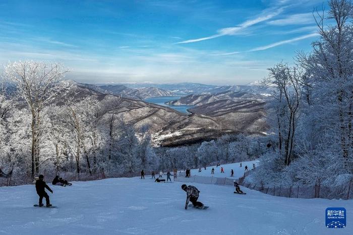 镜头连中外丨从阿尔卑斯山到长白山：“世界冰雪黄金纬度带”冰雪经济正“火热”