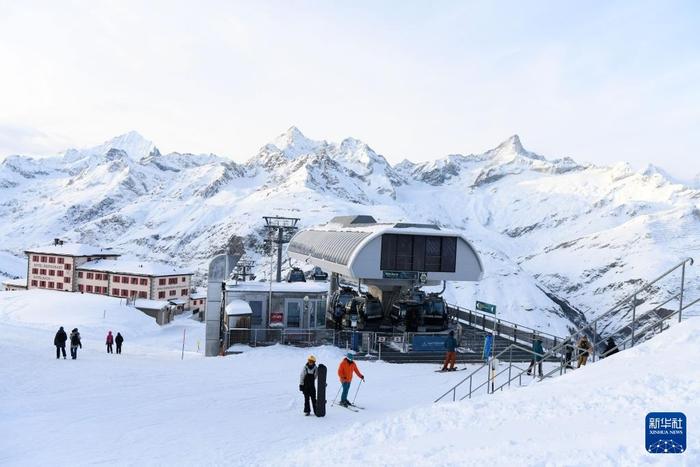 镜头连中外丨从阿尔卑斯山到长白山：“世界冰雪黄金纬度带”冰雪经济正“火热”