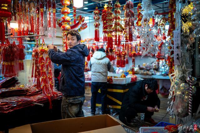 主打“新春档”，上海城隍庙小商品市场上新忙