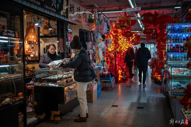 主打“新春档”，上海城隍庙小商品市场上新忙