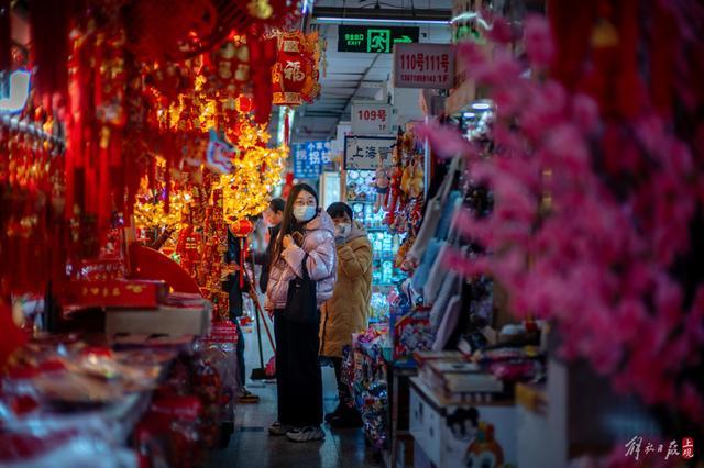 主打“新春档”，上海城隍庙小商品市场上新忙