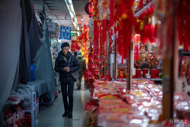 主打“新春档”，上海城隍庙小商品市场上新忙