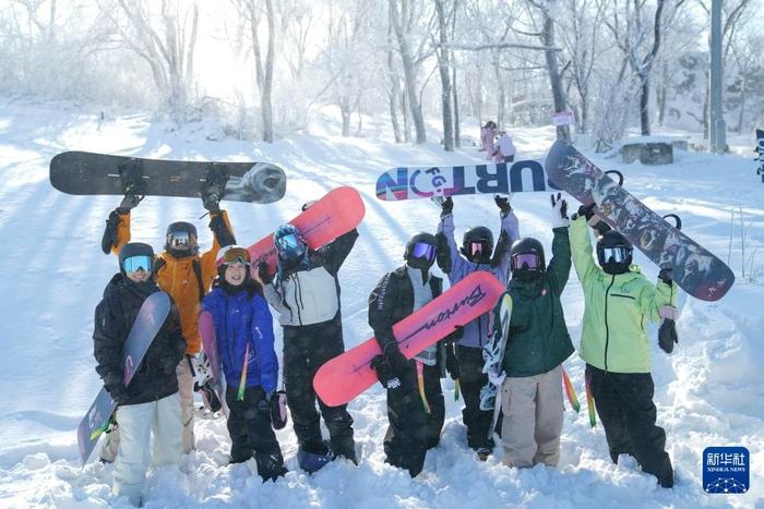 镜头连中外丨从阿尔卑斯山到长白山：“世界冰雪黄金纬度带”冰雪经济正“火热”