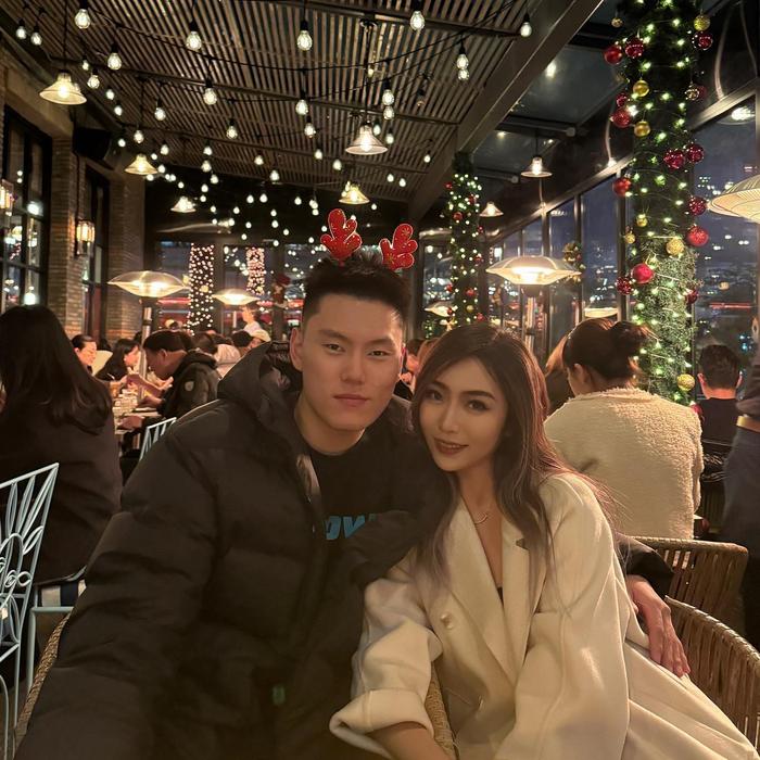 李弘权晒与女友合照：祝你和你的家人们圣诞快乐🎄️