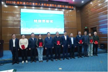 智慧育种取得阶段性进展 阿里公益与中国农科院作科所共同表彰育种科学家