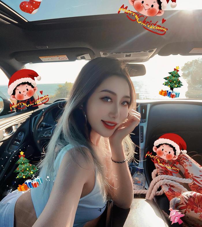 李弘权晒与女友合照：祝你和你的家人们圣诞快乐🎄️