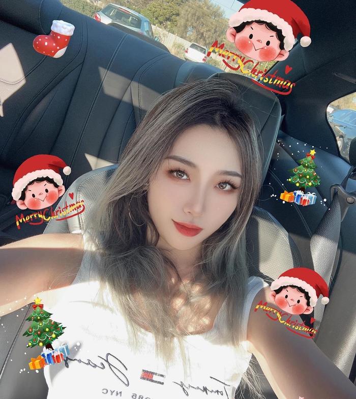 李弘权晒与女友合照：祝你和你的家人们圣诞快乐🎄️