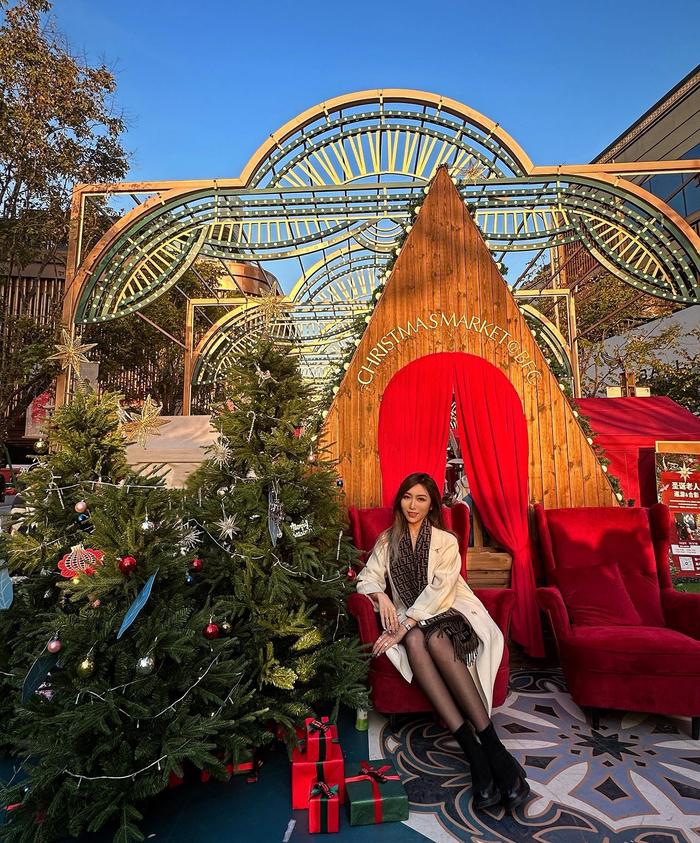 李弘权晒与女友合照：祝你和你的家人们圣诞快乐🎄️