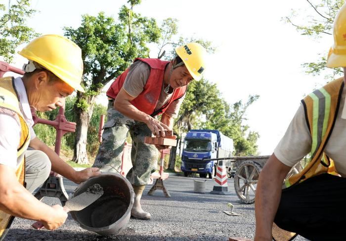 华强北58岁建筑工：走红后仍在工地干活 为自己打造了一架水泥的琴