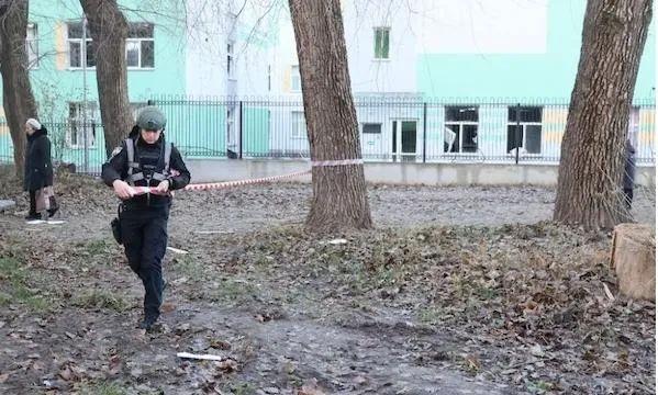 11月25日，在乌克兰基辅市，法律职员封闭空袭现场  图：新华社