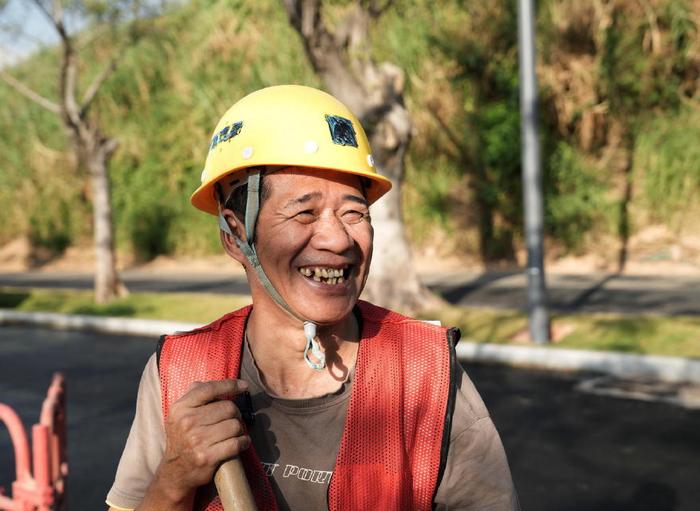 华强北58岁建筑工：走红后仍在工地干活 为自己打造了一架水泥的琴