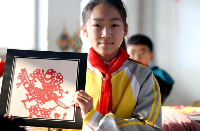 台儿庄区张山子镇侯孟中心小学学非遗迎新年