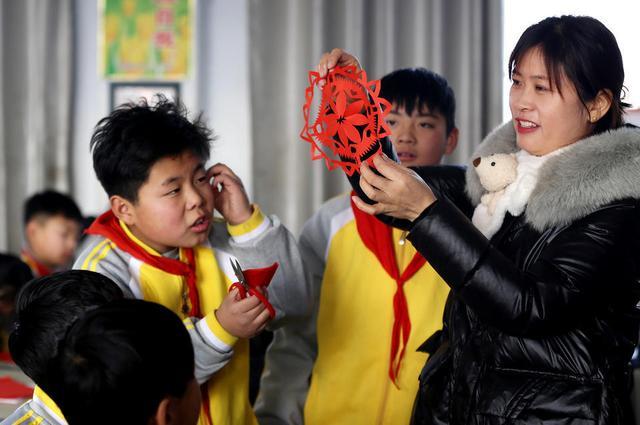 台儿庄区张山子镇侯孟中心小学学非遗迎新年