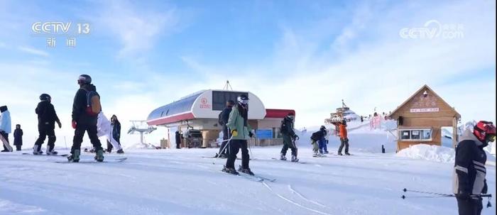 追着雪花看新疆 | “冷资源”撬动“热产业” 冰雪游点燃新疆文旅冬季激情