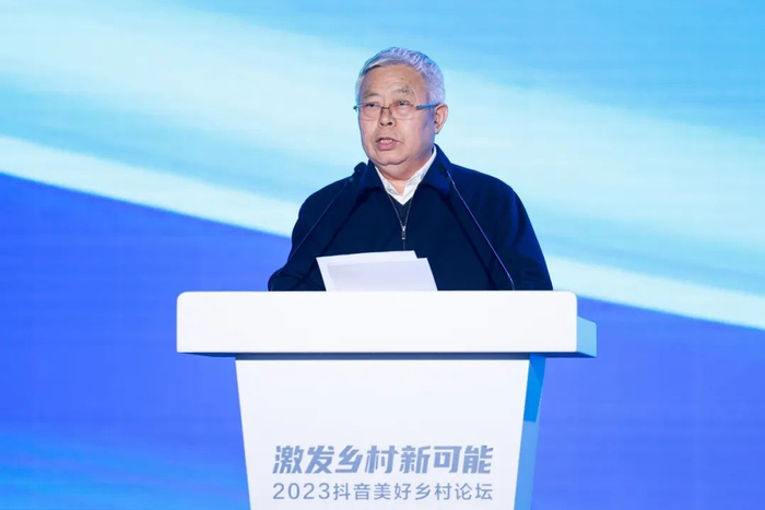 第十四届全国政协委员、原国务院扶贫办党组书记、主任，中国乡村发展志愿服务促进会会长 刘永富