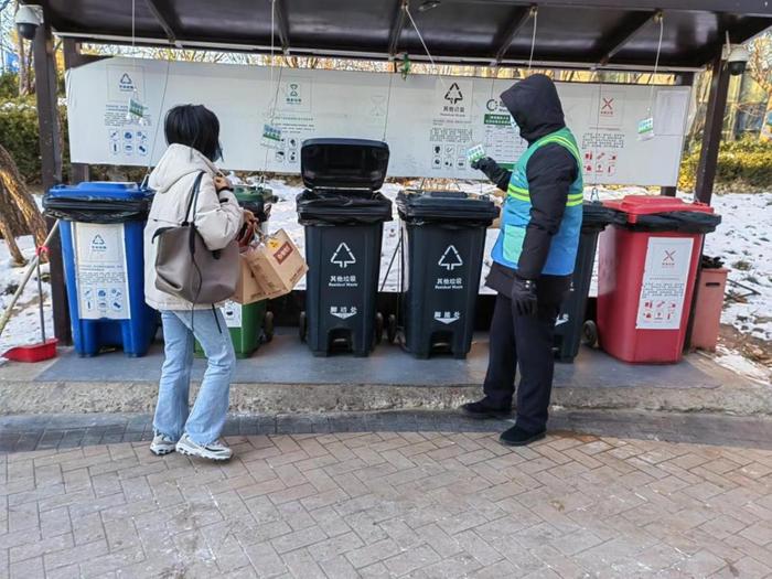 北京大兴生物医药产业基地垃圾分类普法监督员不畏严寒桶站值守