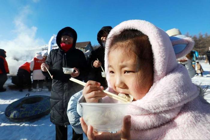 第十八届阿尔山冰雪节开幕式暨2023中蒙俄（阿尔山）国际汽车冰雪挑战赛举办