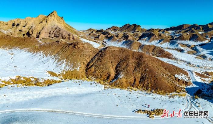 甘州区平山湖呈现唯美雪牧图