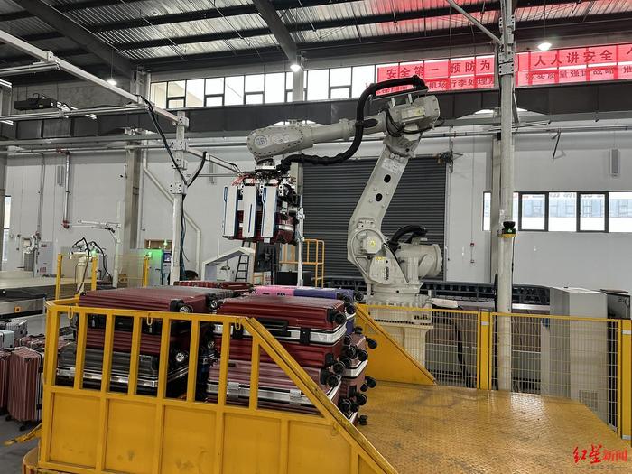 高质量发展成都行⑬｜机器人助力行李“登机”！国内首个行李自动装载系统“成都造”，拟于明年4月在枢纽机场试运行