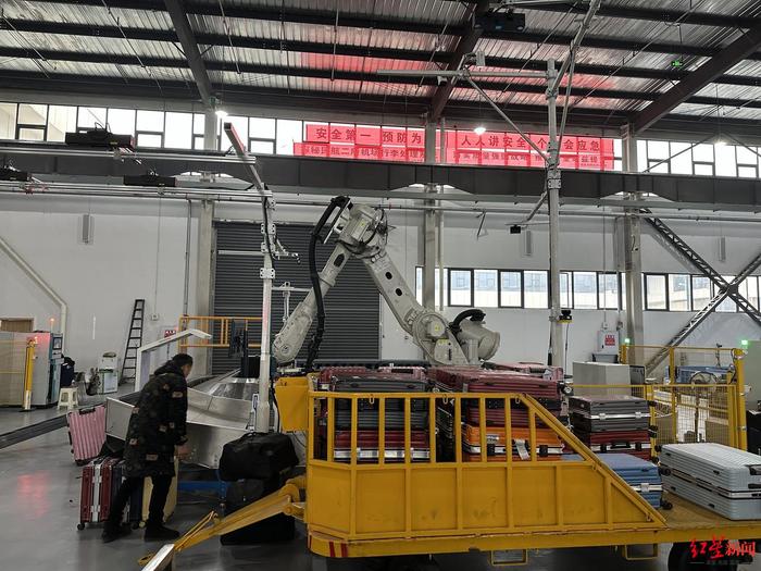 高质量发展成都行⑬｜机器人助力行李“登机”！国内首个行李自动装载系统“成都造”，拟于明年4月在枢纽机场试运行