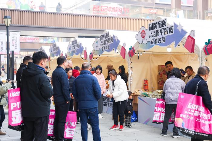 国产羽绒服这么贵了？逛完工厂店，发现价格“太香了”