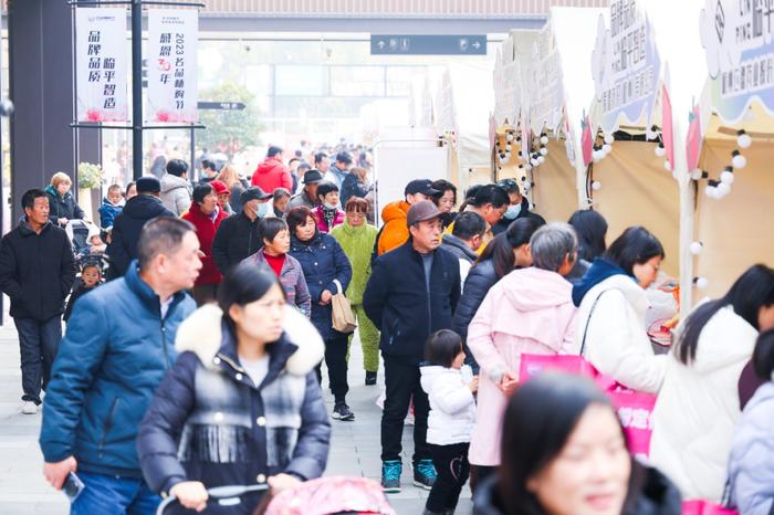 国产羽绒服这么贵了？逛完工厂店，发现价格“太香了”