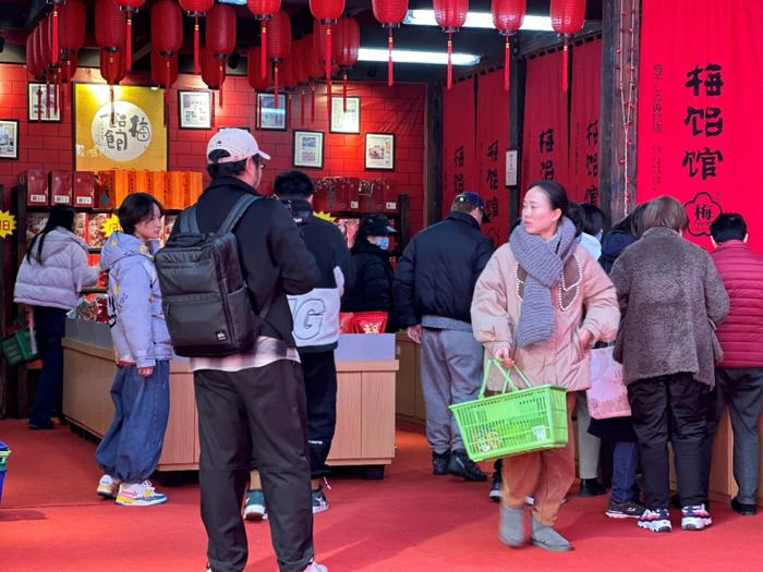 国产羽绒服这么贵了？逛完工厂店，发现价格“太香了”