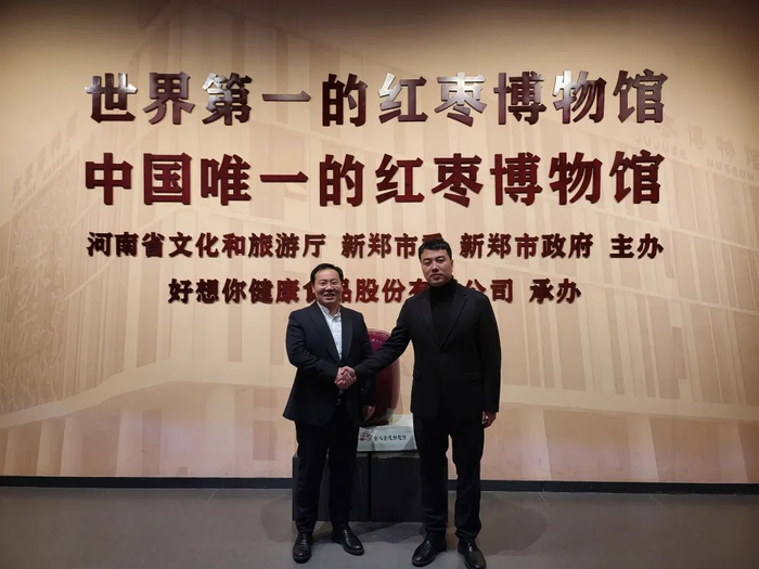 好想你枣业副总经理石训（右）与东方战略管理专家、世华学院理事长姜岚昕（左）交流